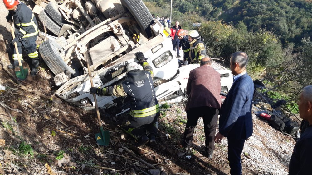 Kocaeli'de, şarampole devrilen kamyonun altında kalan sürücü öldü