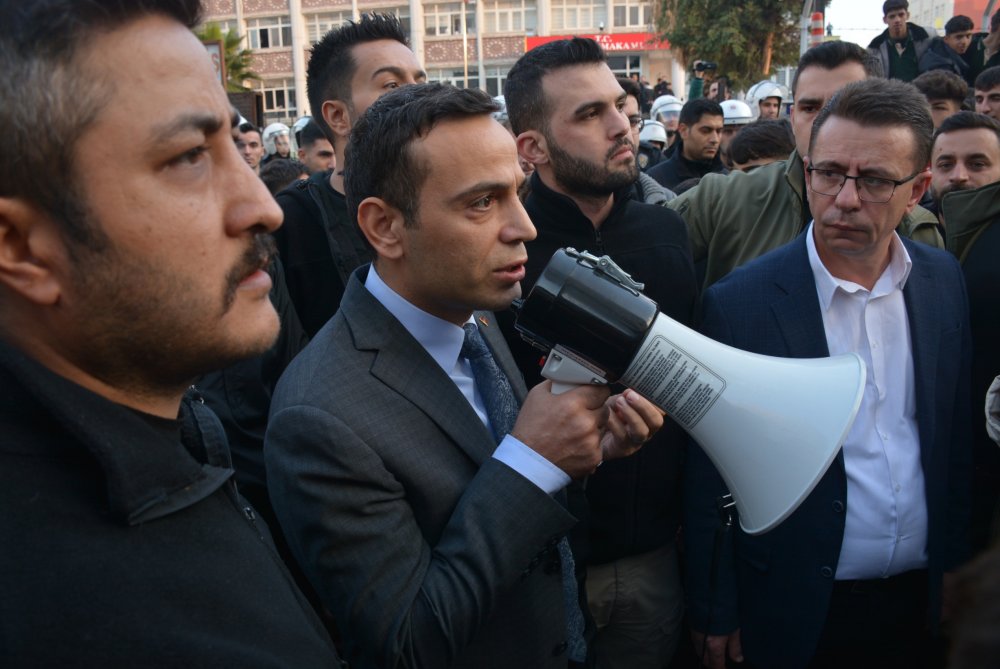 Kur'an-ı Kerim'i yırtarak küfretti; linçten polis kurtardı