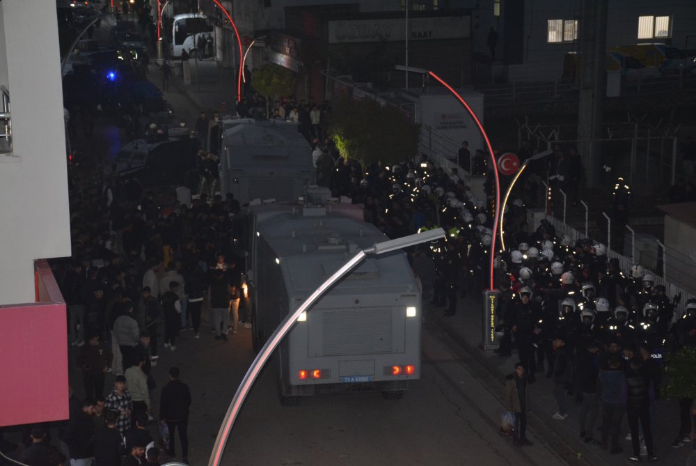 Kur'an-ı Kerim'i yırtarak küfretti; linçten polis kurtardı