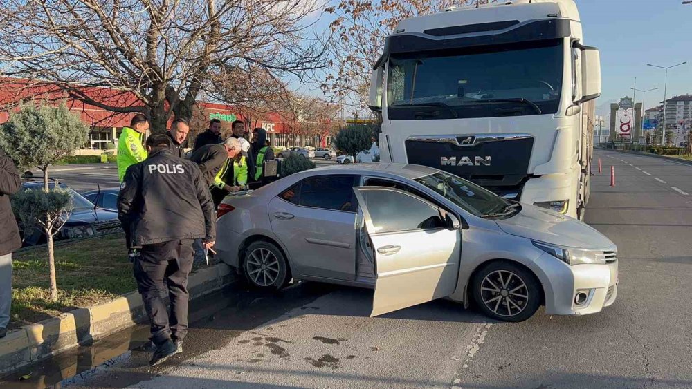 Tırın önünde sürüklenen otomobildeki 3 kişi yaralandı