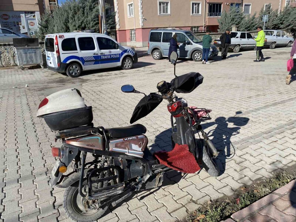 Konya'da sipariş götüren motorlu kurye hafif ticari araçla çarpıştı