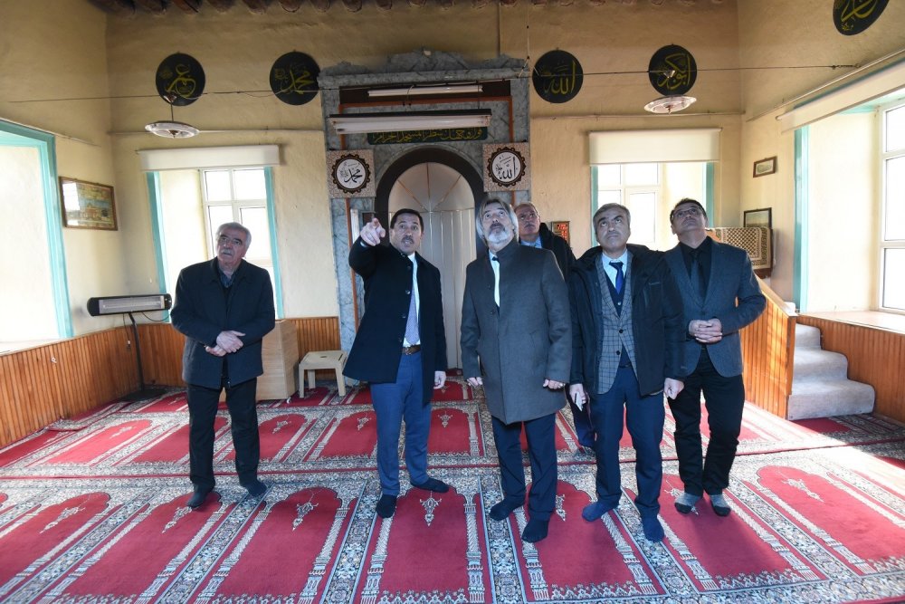 Konya'daki tarihi cami ile mescitlerde inceleme