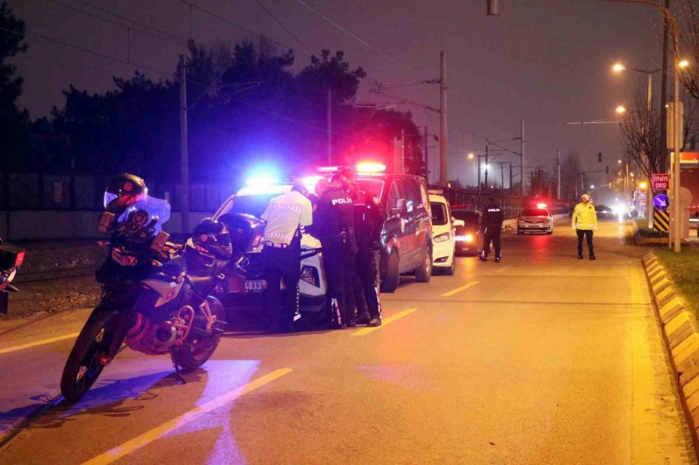 Hafif ticari araç yunus ekibine çarptı, 4 polis memuru yaralandı