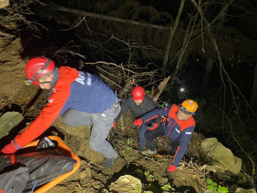 Ağaç keserken düşen kaya çarptı, uçuruma yuvarlanıp öldü