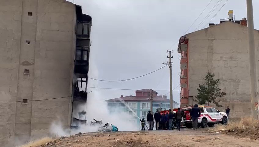 Çöpten yangın sıçradı, 2 daire ile otomobil kullanılamaz hale geldi