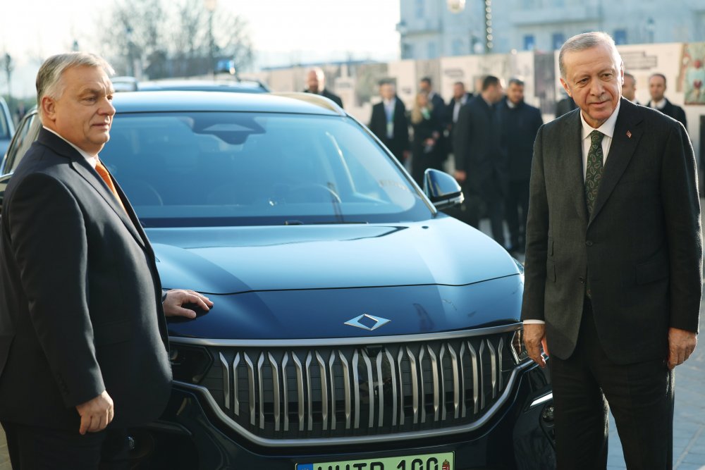Cumhurbaşkanı Erdoğan, Orban’a TOGG hediye etti