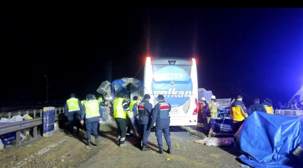 Kuzey Marmara Otoyolu'nda trafik kazasında 1 kişi öldü 37 kişi yaralandı