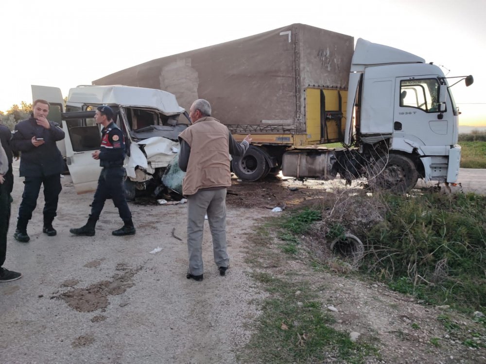 Osmaniye'de minibüs ile TIR çarpıştı: 2 ölü, 2 yaralı