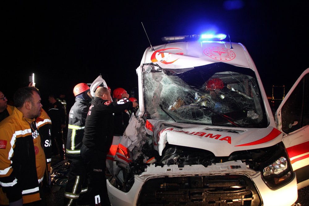 Ambulansın karıştığı kazada 1 kişi öldü, 4 sağlık personeli yaralandı