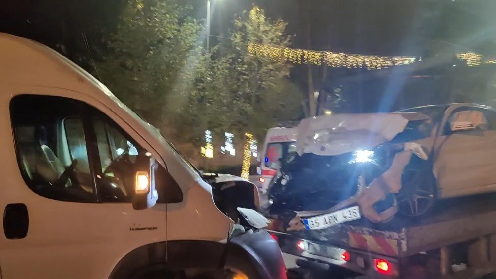 Beşiktaş'ta otomobil ile servis minibüsü çarpıştı çok sayıda yaralı var!
