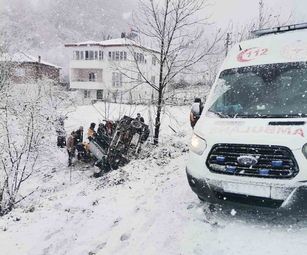 Kamyonet bahçeye uçtu, karı koca yaralandı