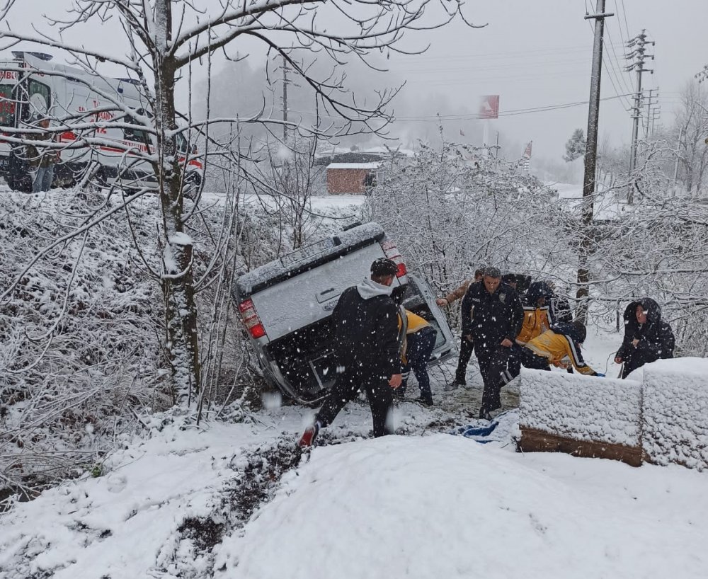 Kamyonet bahçeye uçtu, karı koca yaralandı