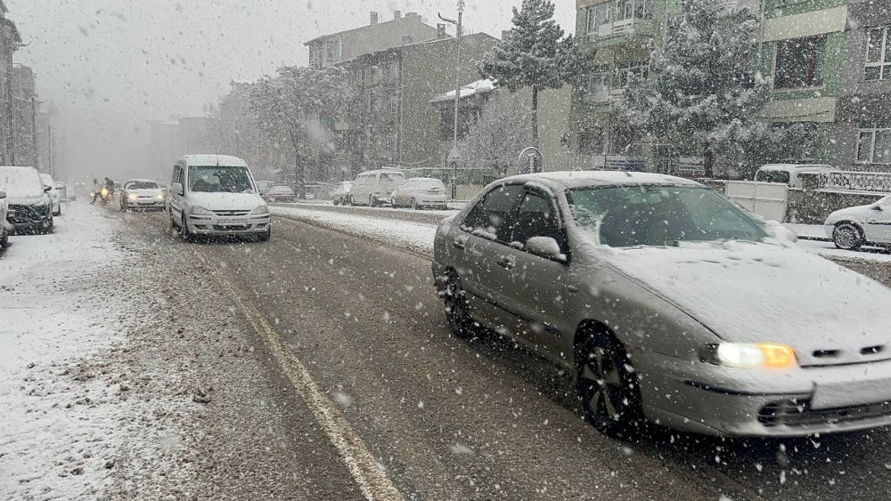 Sivas'ta yoğun kar yağışı trafikte aksamalara neden oldu