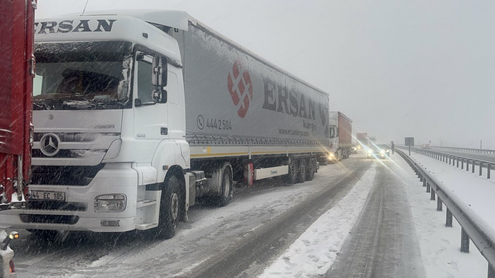 Sivas'ta yoğun kar yağışı trafikte aksamalara neden oldu