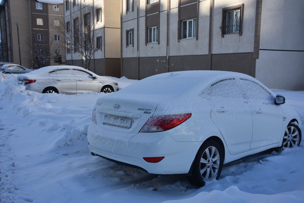 Bitlis'te 49 köy yolu kardan kapandı