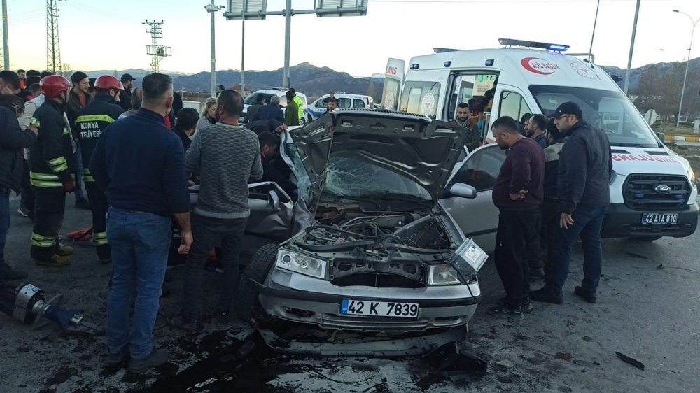 Konya'da otomobil ile kamyon çarpıştı: Karı koca yaralandı