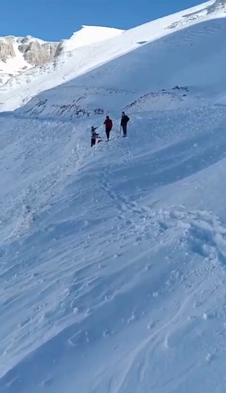 Van- Bahçesaray karayolunda terk edilen 2 araç, çığ altında kaldı