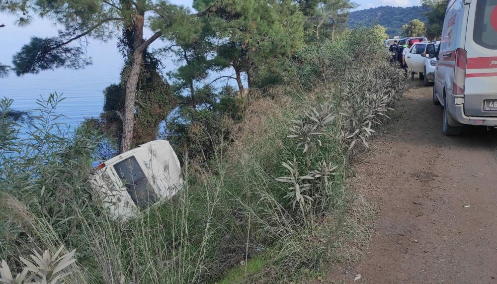 Kaza yapan minibüsteki 7 kişiyi denize düşmekten çam ağacı kurtardı