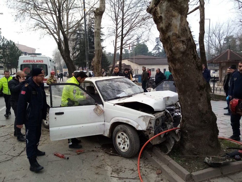 Kamyonetiyle ağaca çarptı, kaldırıldığı hastanede öldü