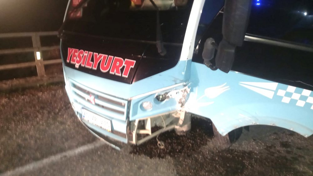 Minibüs ile otomobil çarpıştı: 5 yaralı