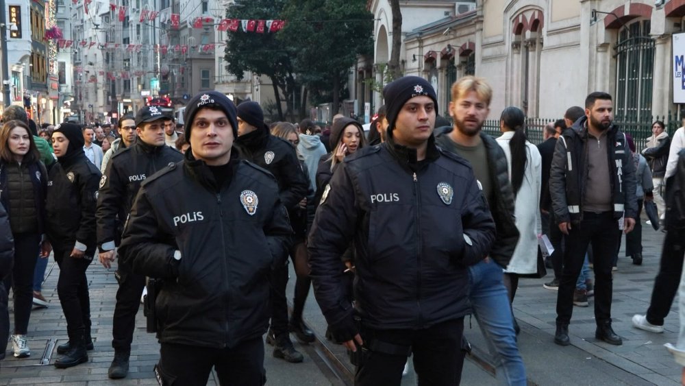 Taksim'de yeni yıla saatler kala hareketlilik başladı