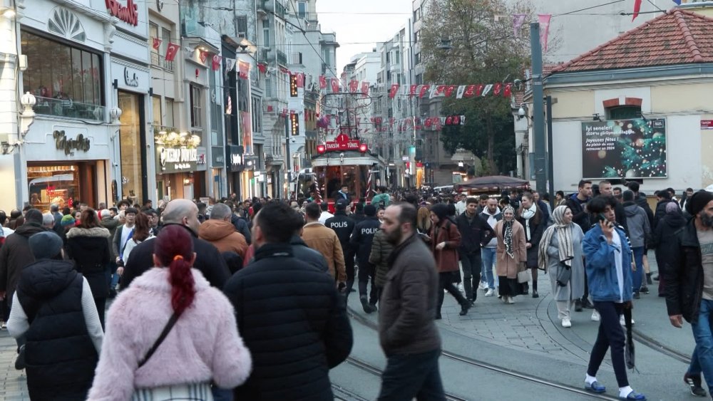 Taksim'de yeni yıla saatler kala hareketlilik başladı