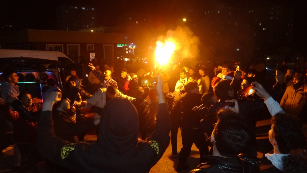 Konya'da sokakta yeni yıl kutlaması