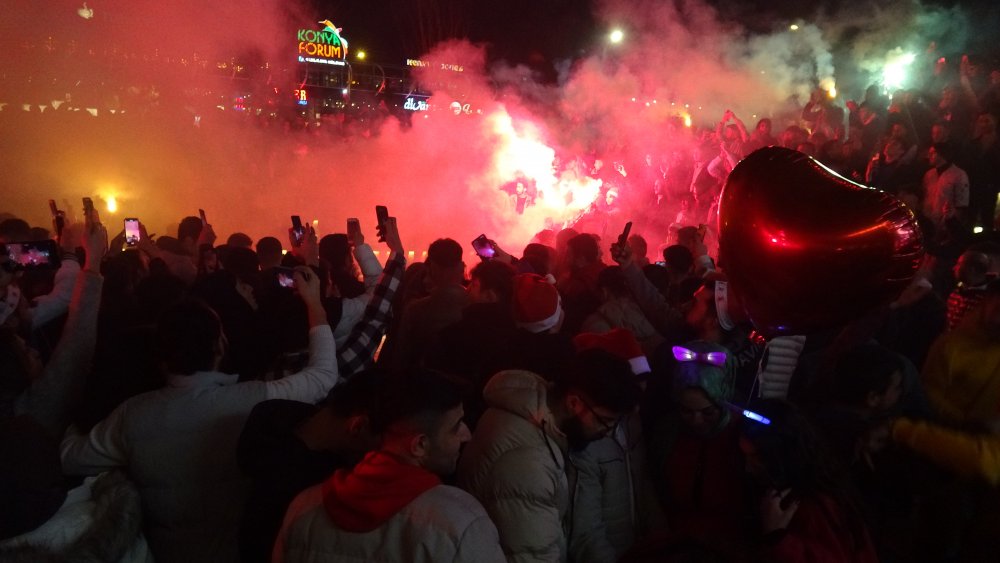 Konya'da sokakta yeni yıl kutlaması
