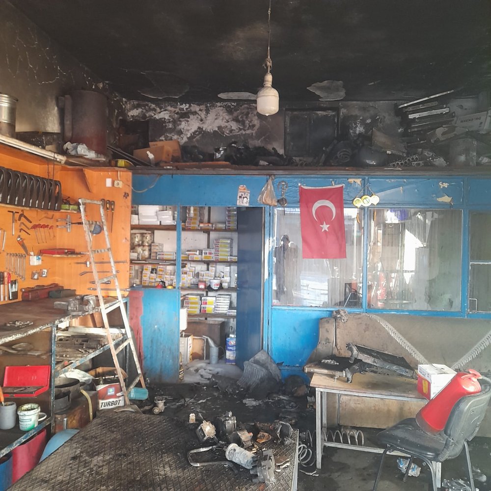 Konya'da oto yıkamacının önündeki 2 otomobili ateşe verdiler!