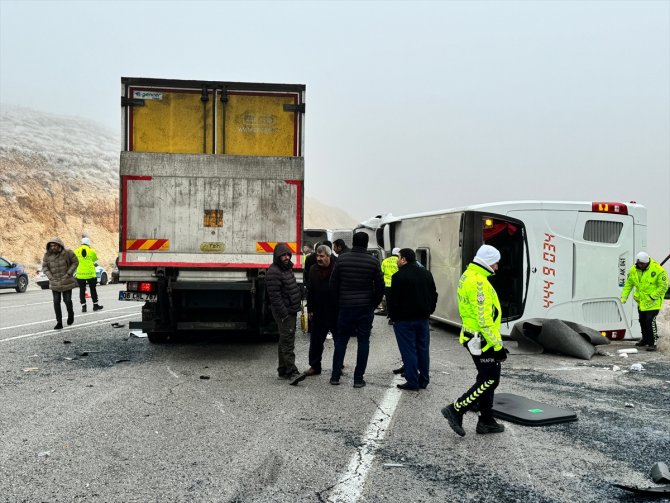 Malatya'da yolcu otobüsü devrildi 4 kişi öldü, 36 kişi yaralandı
