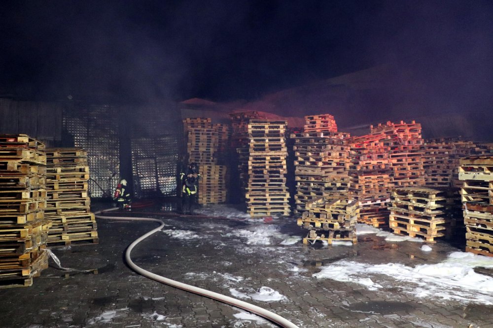 Kayseri'de palet fabrikasında yangın