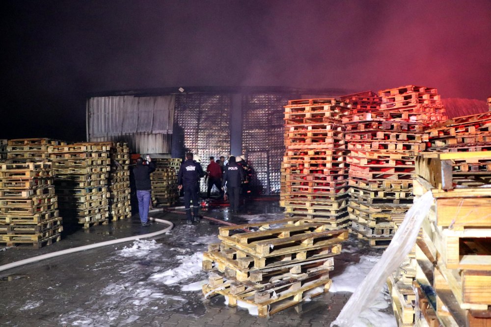 Kayseri'de palet fabrikasında yangın