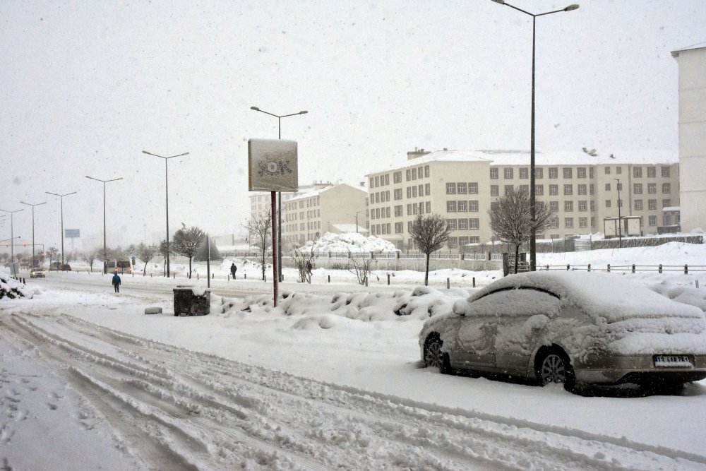 Bitlis'te kar yağışı; 44 köy yolu kapandı, eğitime 1 gün ara verildi