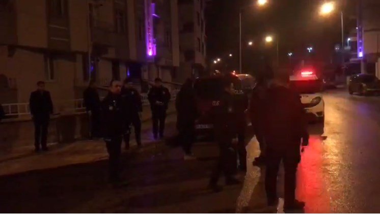 Polis otosuna çarpıp kaçan hafif ticari aracın alkollü sürücüsü evinde yakalandı