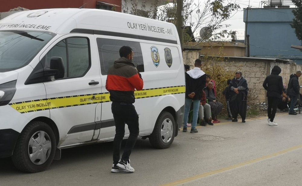 Hamile karısını satırla öldürdü, torununu alıp kaçtı