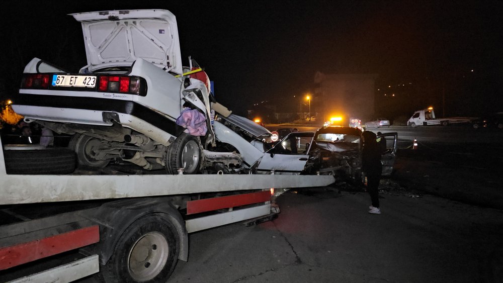 Kazaya karışan 3 araçtan 1'i ikiye bölündü, bira kutuları yola saçıldı: 1 ölü, 5 yaralı