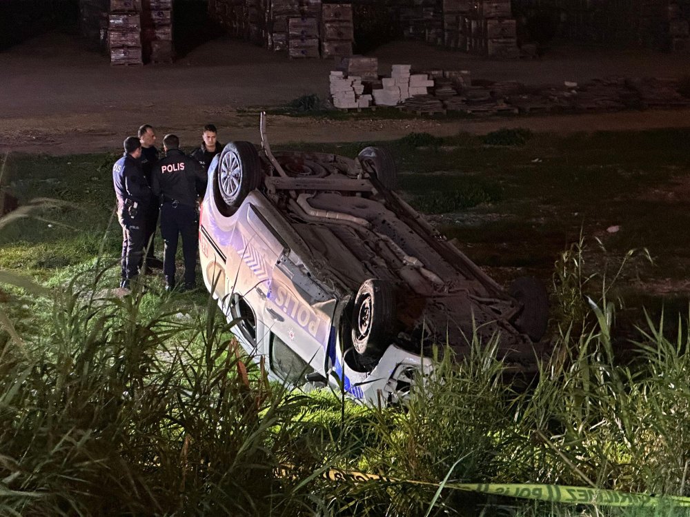 Polis aracı, yol kenarındaki arsaya devrildi; 3 yaralı