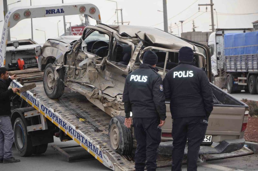 Konya’da pancar yüklü kamyon ile kamyonet çarpıştı