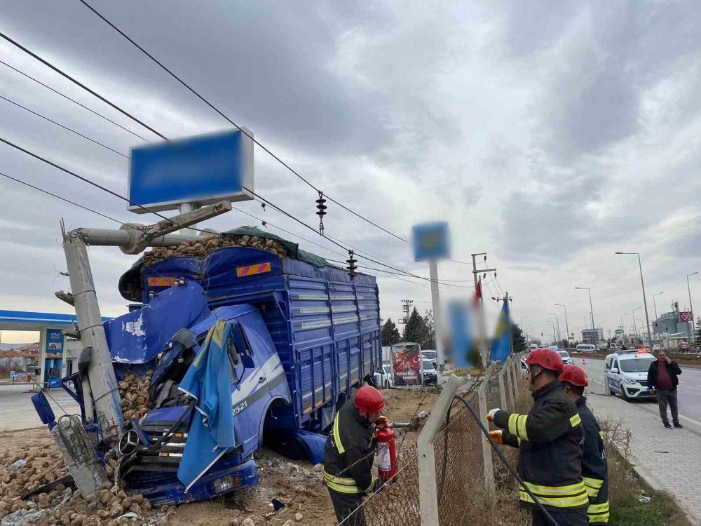 Konya’da pancar yüklü kamyon ile kamyonet çarpıştı
