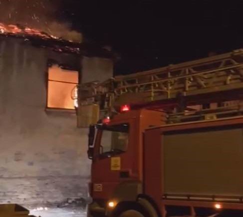 Konya’daki evde yangın çıktı, enkazda aramalar başladı