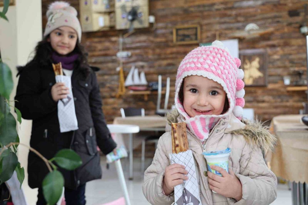 Konya'daki esnaf "şivlilik" diye gelen çocuklara etliekmek ikram etti