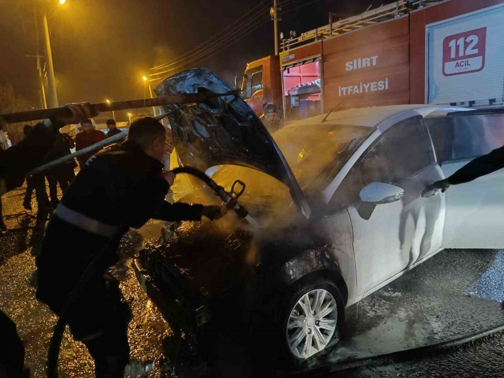 Tamir için sanayi sitesine bırakılan otomobil yandı