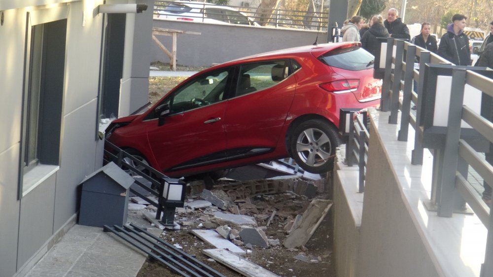 Fren yerine gaza bastı; kaza yaptı