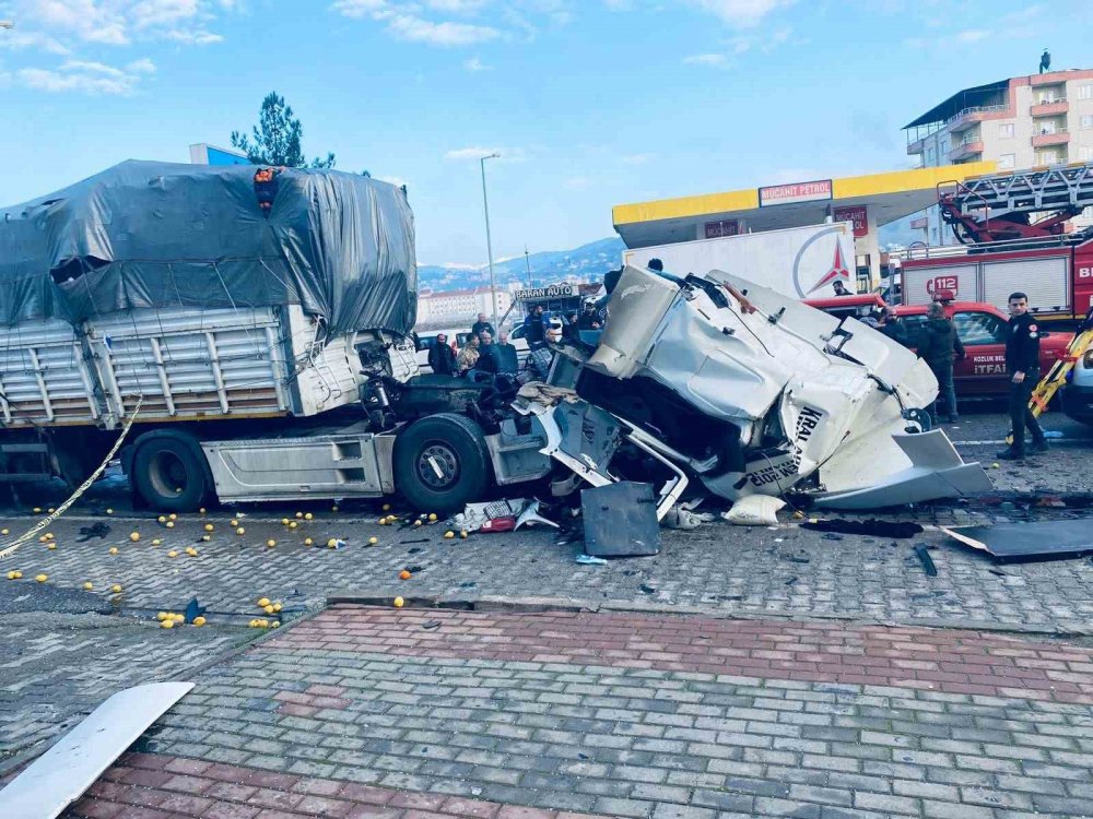 İki tır çapıştı: Sürücü ağır yaralandı