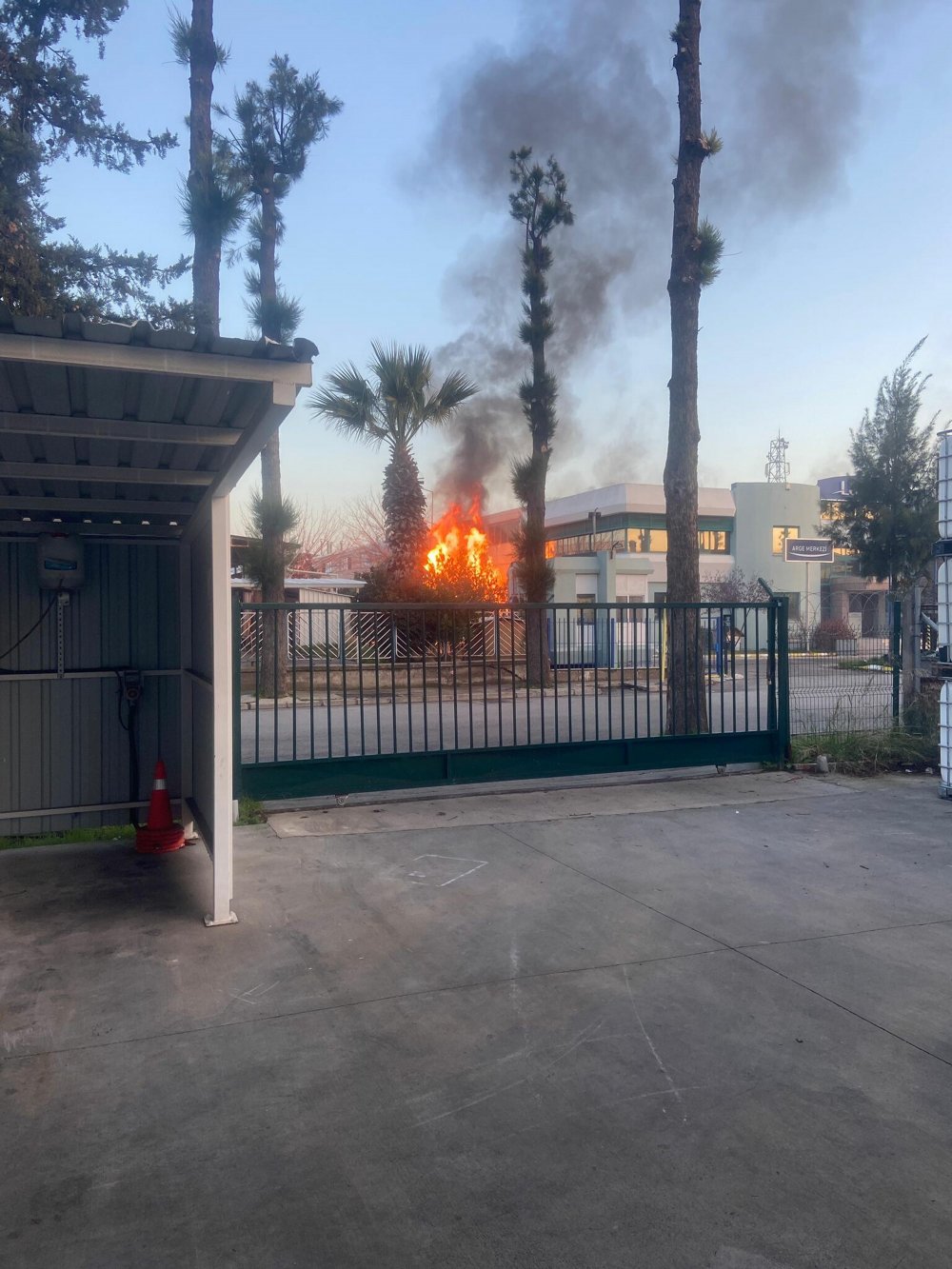 İzmir'de parfüm fabrikasında yangın: 1 ölü, 3 yaralı