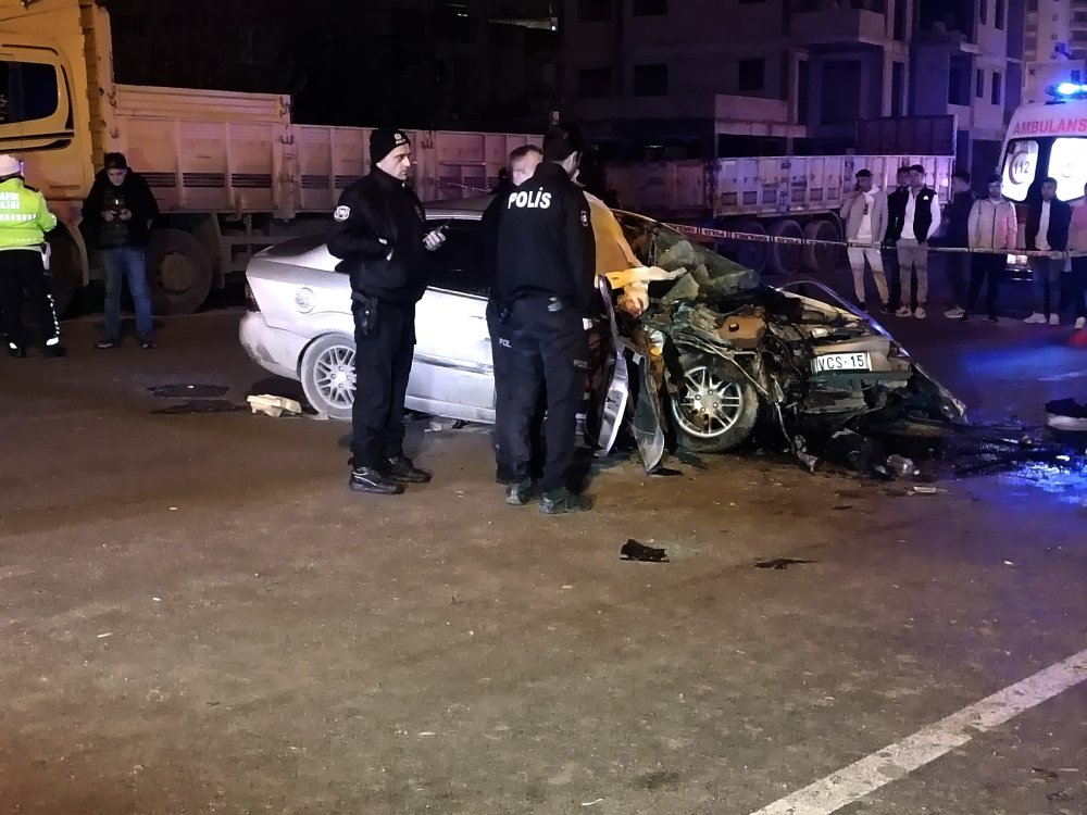 Adana'da, park halindeki TIR'a arkadan çarpan otomobildeki 2 kişi öldü