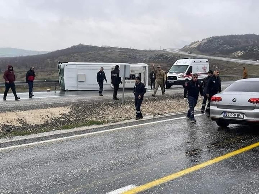 Futbolcuları taşıyan midibüs devrildi: 10 yaralı