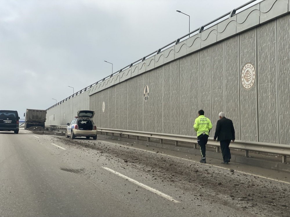 Kapak açılınca moloz karayoluna döküldü