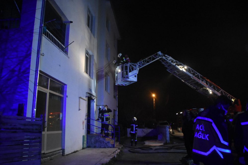 Kayseri’de 4 katlı binada yangın: 1 ölü, 8 yaralı