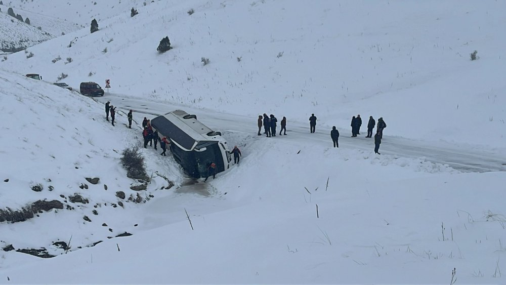 Cenazeden dönenleri taşıyan yolcu otobüsü devrildi: 14 yaralı
